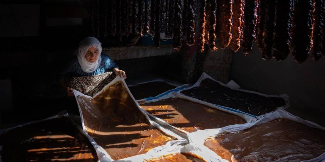 Kazanlar fokur fokur kaynıyor, önce pişip sonra ipe diziliyor! Yok satan lezzet: Dışı sertleşse de içi yumuşacık kalıyor 1